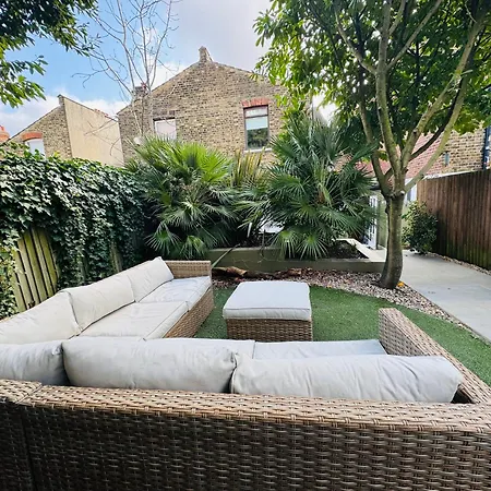 Stunning Home, Garden, Parking & Close Train Stations Apartment