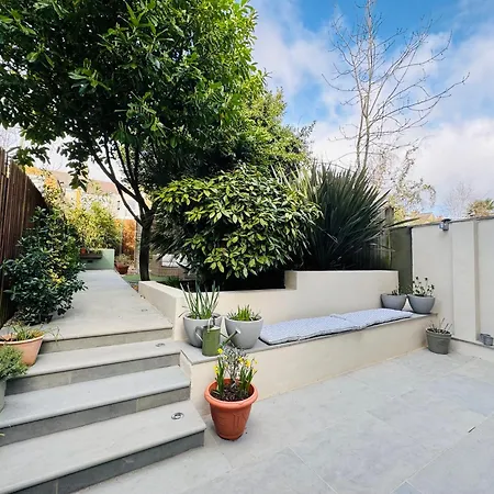 Stunning Home, Garden, Parking & Close Train Stations Apartment *