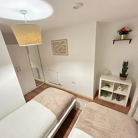 Modern Amazing Spring Offer Longer Sleeps 6 Free Gym Free Underground Parking Fast Wifi 5 Mins To Stadium Direct Travel To Heathrow Airport