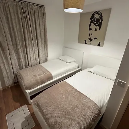 Modern Amazing Spring Offer Longer Sleeps 6 Free Gym Free Underground Parking Fast Wifi 5 Mins To Stadium Direct Travel To Heathrow Airport Apartment *