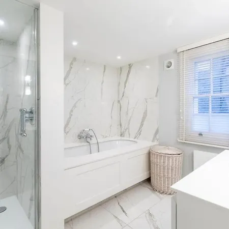 Stylish 3-bedroom Terrace House Near Earls Court London