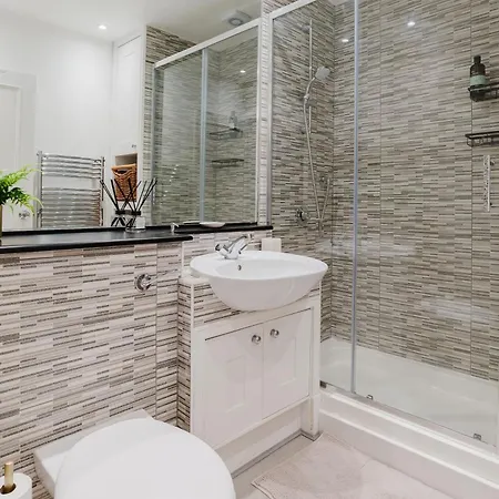 Apartment Newly Renovated Stylish Urban Modern 2bed 1bath E14 Flat *