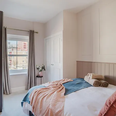 Newly Renovated Stylish Urban Modern 2bed 1bath E14 Flat London