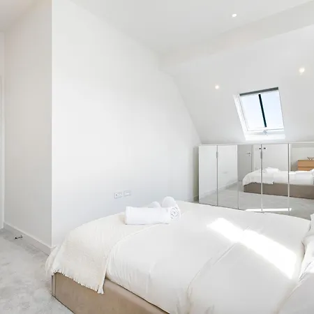 Pass The Keys Chic 3-bedroom Retreat With Private Balcony Apartment *