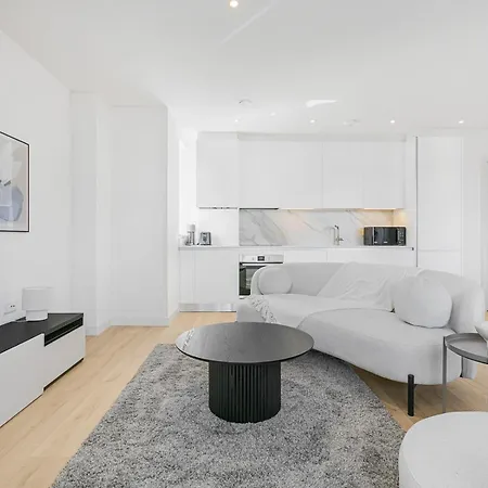 Apartment Pass The Keys Chic 3-bedroom Retreat With Private Balcony *