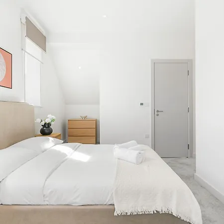 Apartment Pass The Keys Chic 3-bedroom Retreat With Private Balcony
