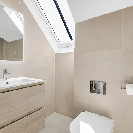 Pass The Keys Chic 3-bedroom Retreat With Private Balcony *