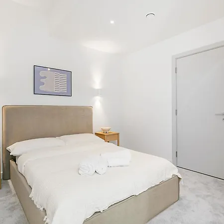 Pass The Keys Chic 3-bedroom Retreat With Private Balcony London