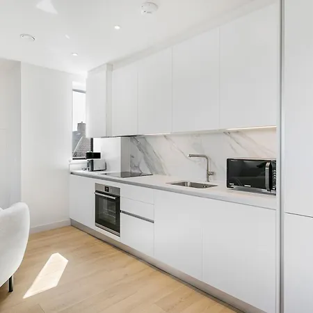 Pass The Keys Chic 3-bedroom Retreat With Private Balcony * London