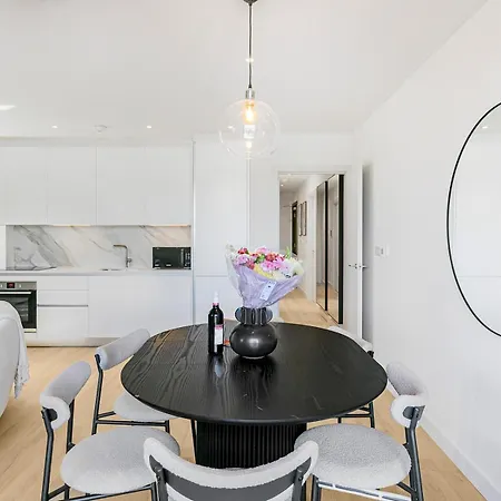 Pass The Keys Chic 3-bedroom Retreat With Private Balcony *