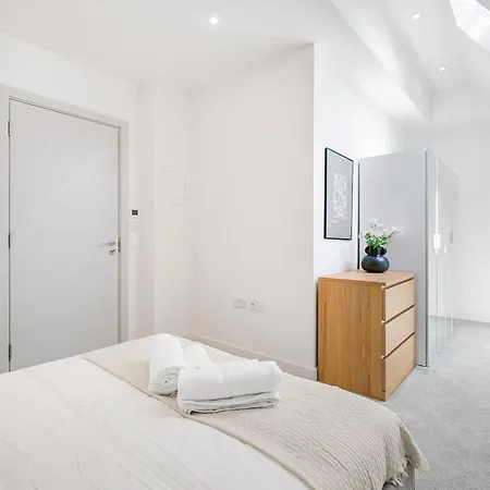 Pass The Keys Chic 3-bedroom Retreat With Private Balcony