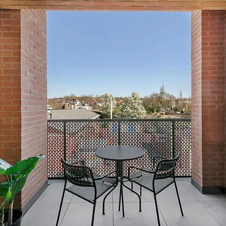 Pass The Keys Chic 3-bedroom Retreat With Private Balcony