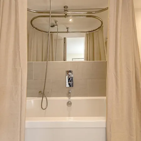 Apartment Normand Gardens, Greyhound Road, W14 9sb London