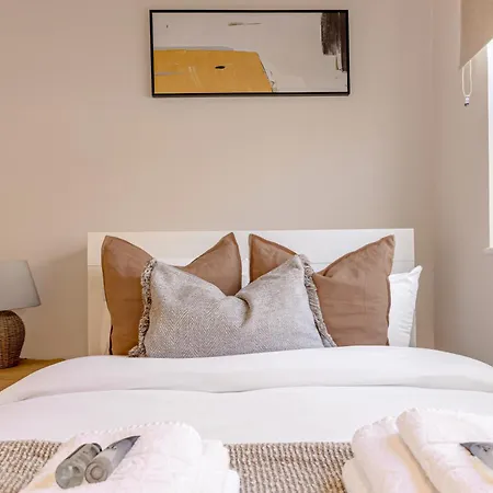 Normand Gardens, Greyhound Road, W14 9sb Apartment London