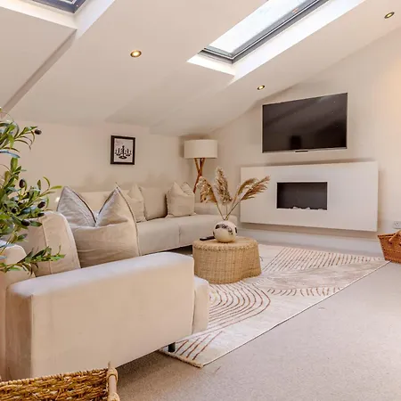 Apartment Normand Gardens, Greyhound Road, W14 9sb *