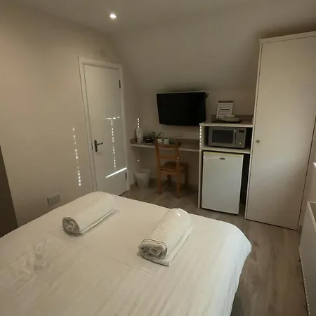 Debden Bed & Breakfast Hillingdon