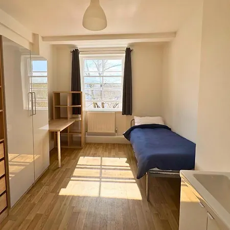 Bowden Court Hostel *