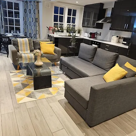 Stunning 3 Bedroom In Apartment *
