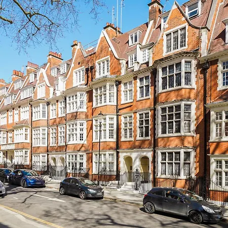 Stylish Family Near Kensington High Street *