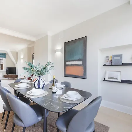 Stylish Family Near Kensington High Street Apartment London