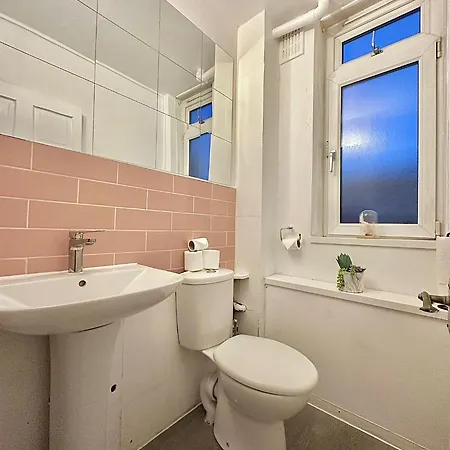 Abbey Road Apartment *