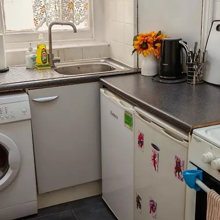 Bayswater One Bedroom Apartment *