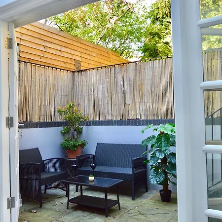 Apartment Deluxe Maisonette Oval, Sleeps 4, Garden & Hammock 2 Bedrooms - Open For Business Stays, Relocators, Long Stays, Contractors *