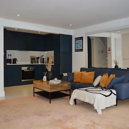 Deluxe Maisonette Oval, Sleeps 4, Garden & Hammock 2 Bedrooms - Open For Business Stays, Relocators, Long Stays, Contractors *