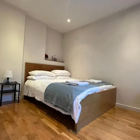 Apartment Bright And Airy One Bedroom Condo, Olympia, Kensington London