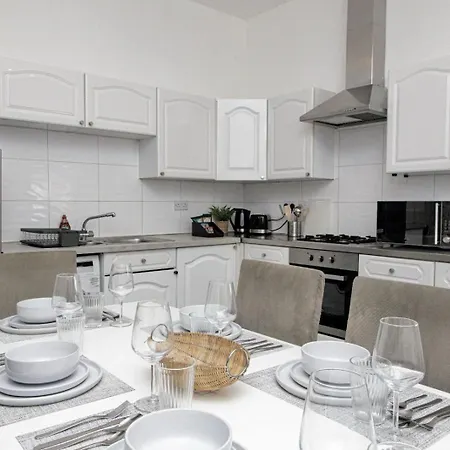 Apartment 3 Bed, 2 Bath With Terrace & Local Entertainment