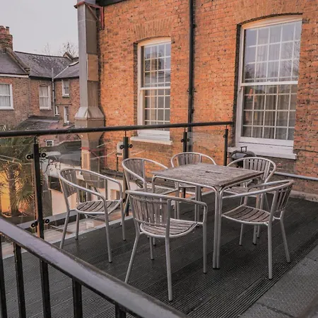 3 Bed, 2 Bath With Terrace & Local Entertainment Apartment