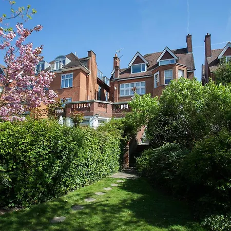 Hampstead Summer Time Garden Apartment