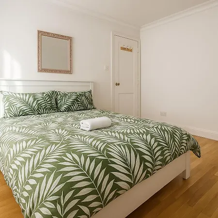 Modern 5-bed With Garden & Spectacular Views Holiday home London
