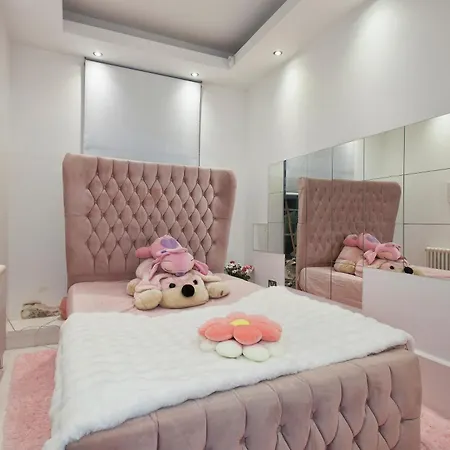 Hampstead Summer Time Garden Apartment *