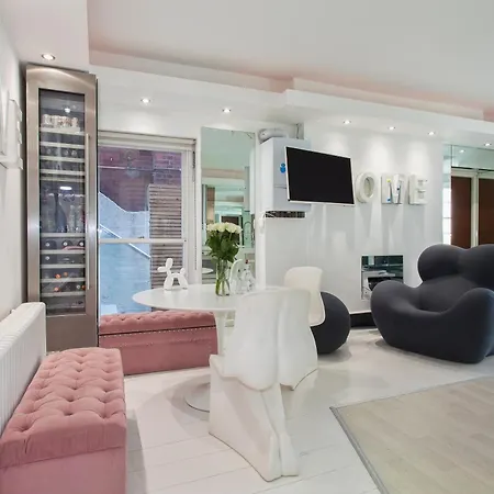 Hampstead Summer Time Garden Apartment *