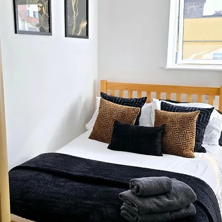 Luxury 2 Bedroom *