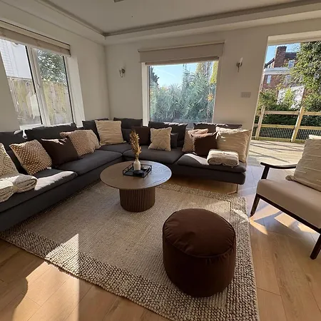 Apartment Stunning 3bd With Garden & Free Parking