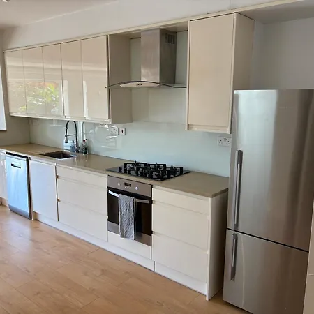 Stunning 3bd With Garden & Free Parking Apartment *