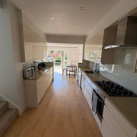 Stunning 3bd With Garden & Free Parking Apartment