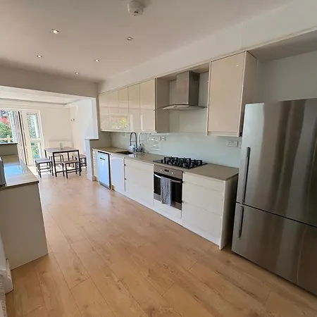 Apartment Stunning 3bd With Garden & Free Parking *