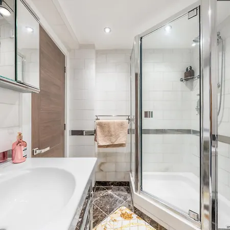 Deluxe With Terrace Over Harrods * Londen