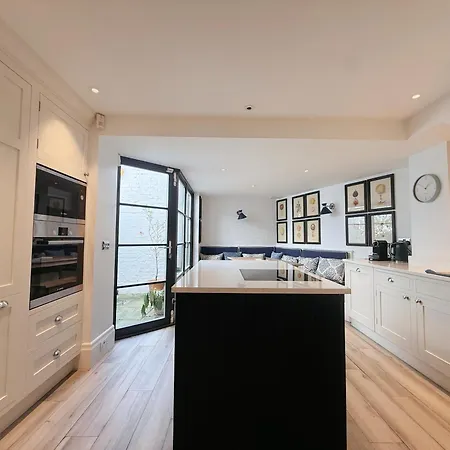 Stylish 3-bedroom Terrace House Near Earls Court *