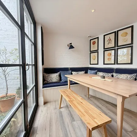 Stylish 3-bedroom Terrace House Near Earls Court *