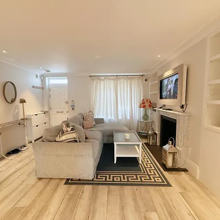 Stylish 3-bedroom Terrace House Near Earls Court * London