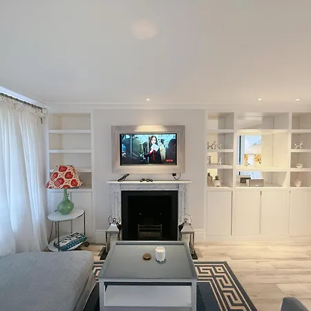 Stylish 3-bedroom Terrace House Near Earls Court Villa London