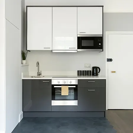 Awesome 1 Bedroom Next To Victoria Station Apartment *