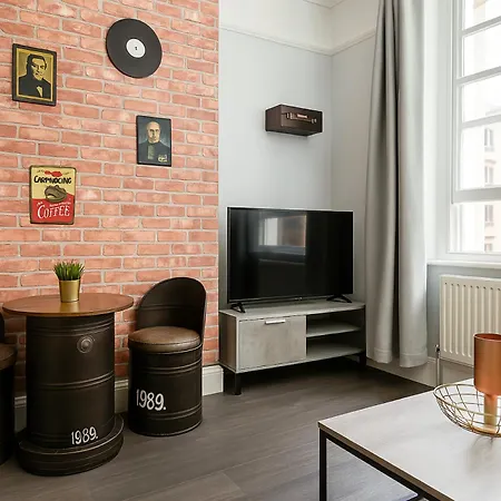 Awesome 1 Bedroom Next To Victoria Station Apartment