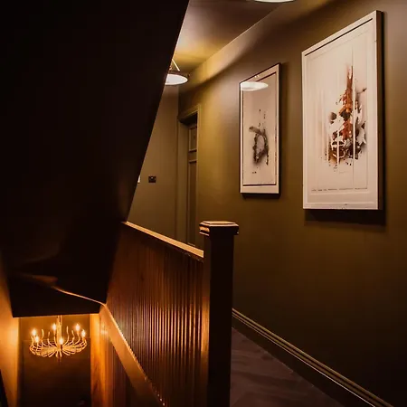 Flat With Private Bathroom & Kitchenette *