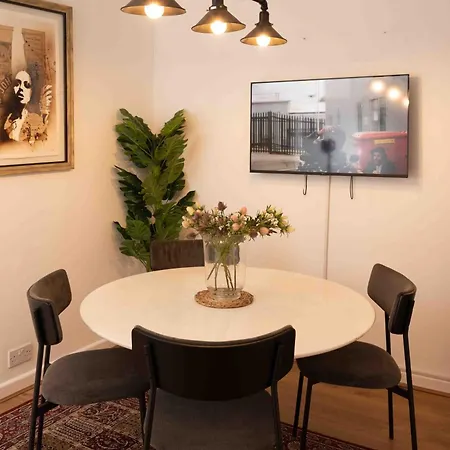 2 Bedroom Flat By Haggerston Station Apartment London