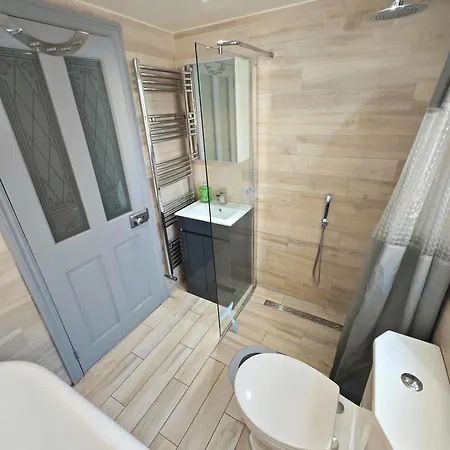 Bright 2 Bedroom Flat With Patio 10 Min To Camden Market * לונדון